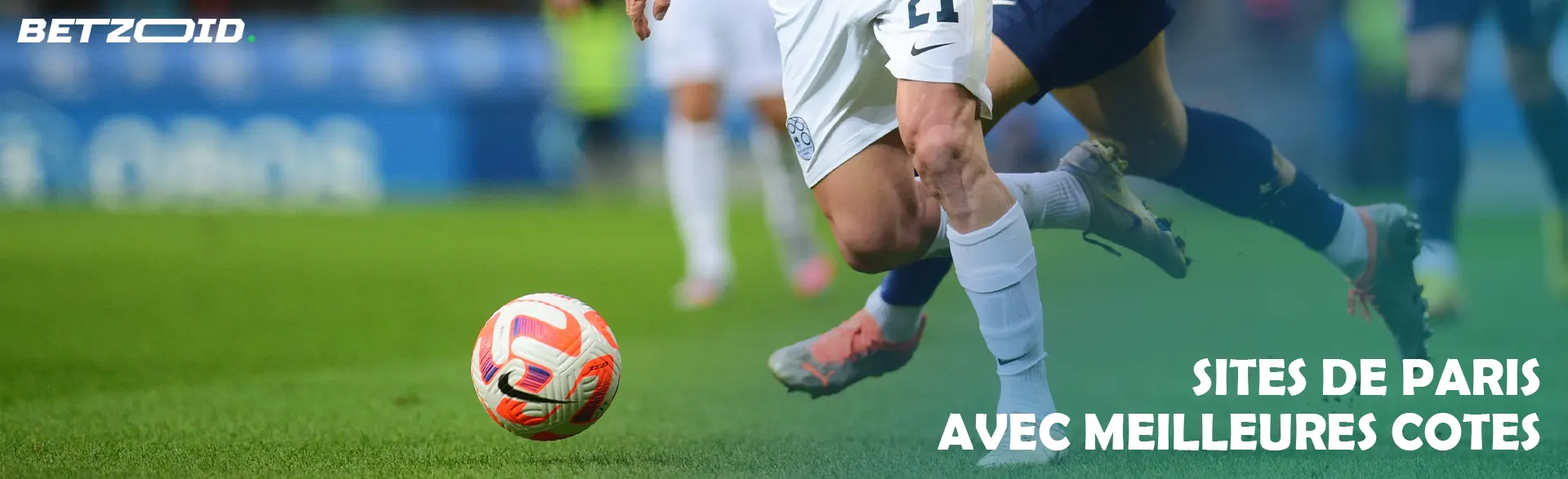 Des footballeurs se disputent le ballon pendant le match.