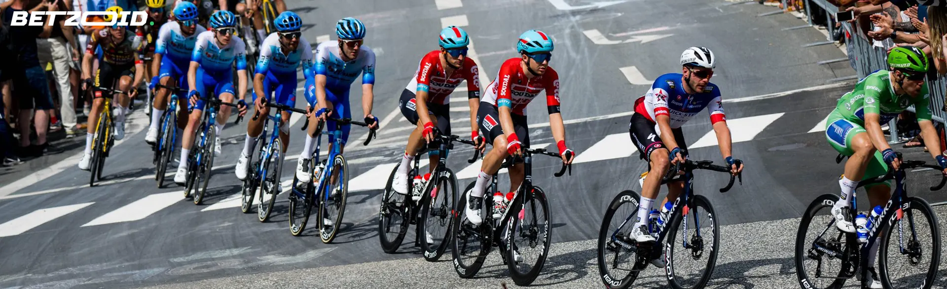 Des cyclistes pendant une compétition.