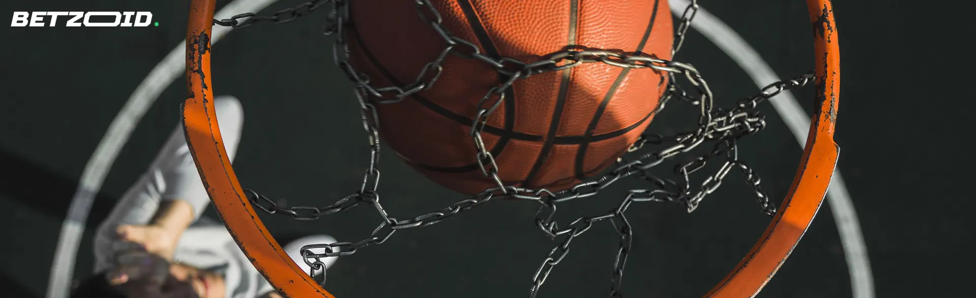 Un ballon de basket dans le panier.