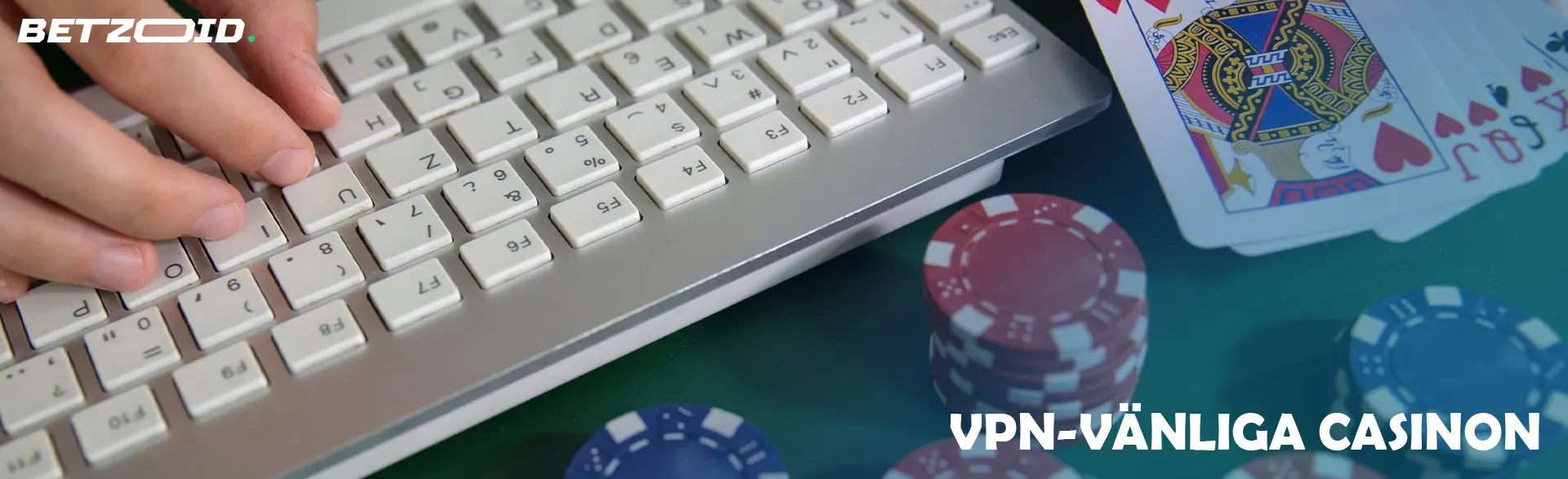 Kort och pokermarker nära tangentbordet.