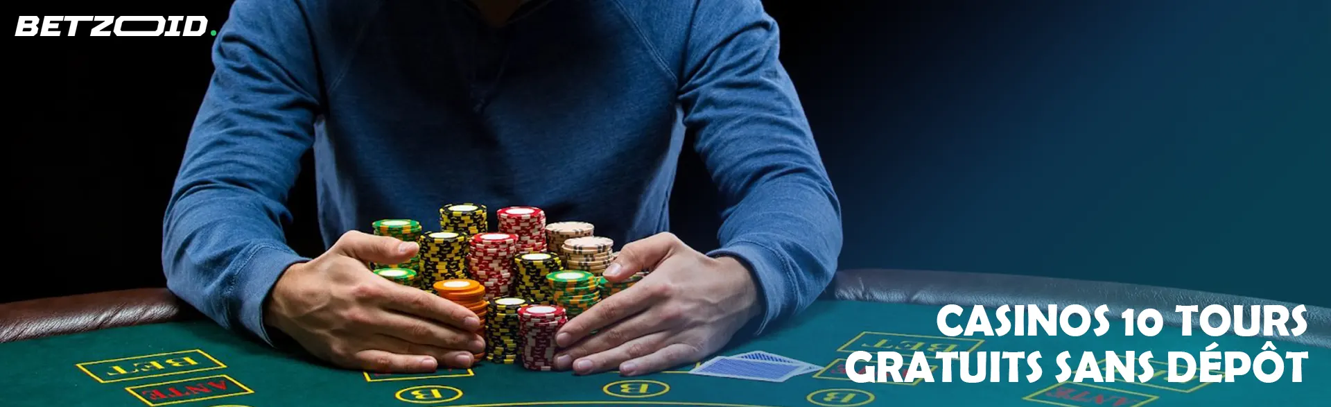 Un joueur tient une pile de jetons sur la table de casino.