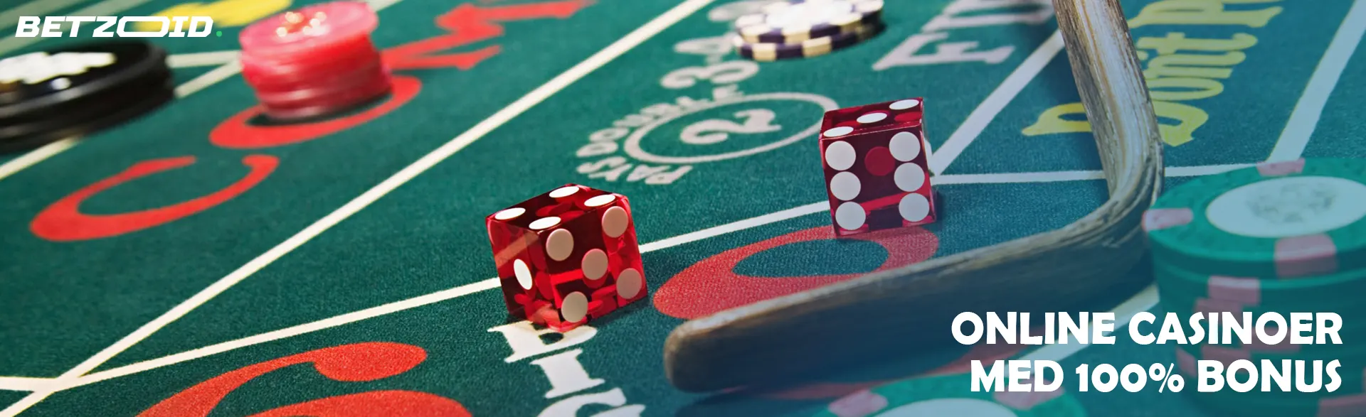 Terninger og chips på et casinobord.