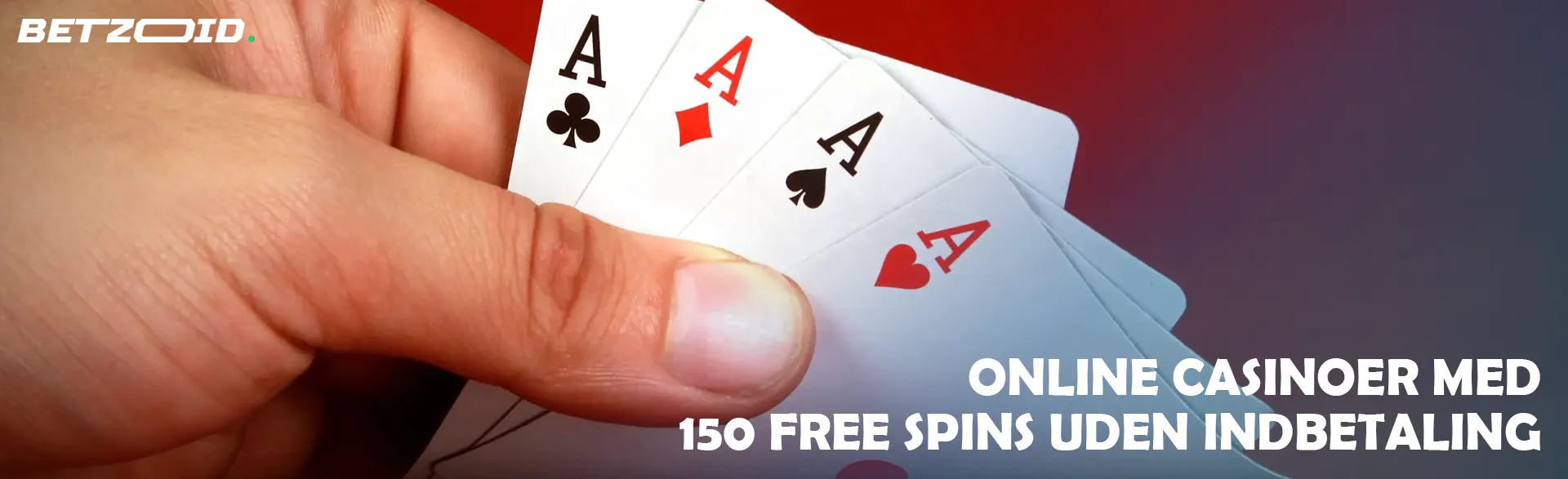 Spiller holder kort på en rød baggrund.