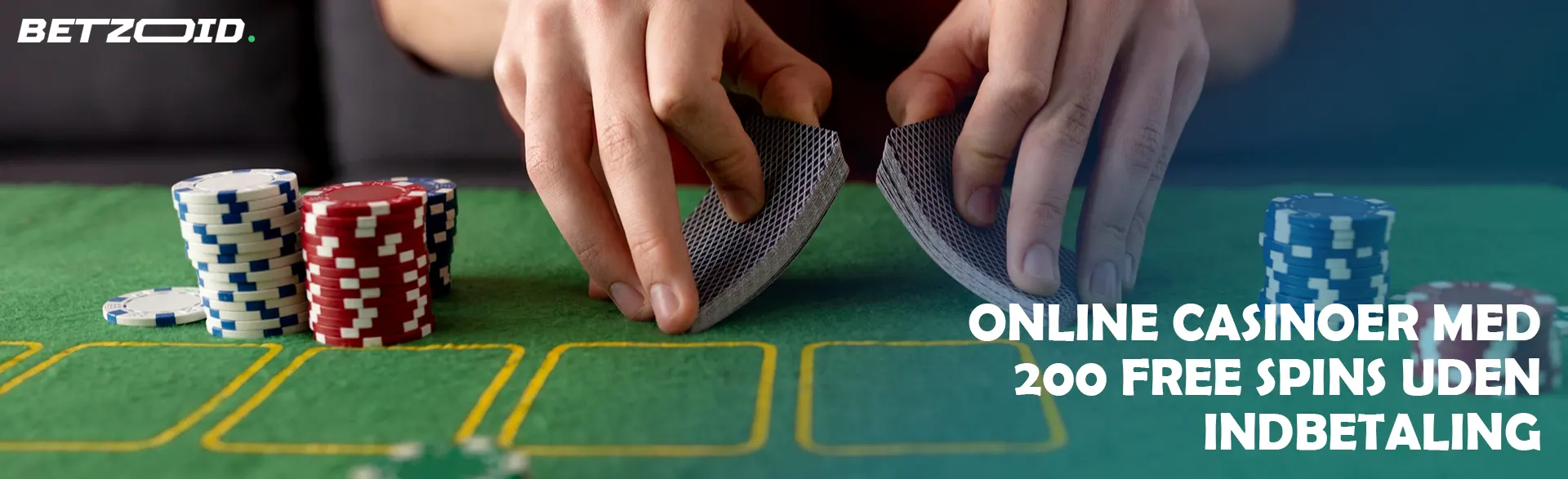 Spilleren blander kortene ved siden af ​​casinojetonerne.