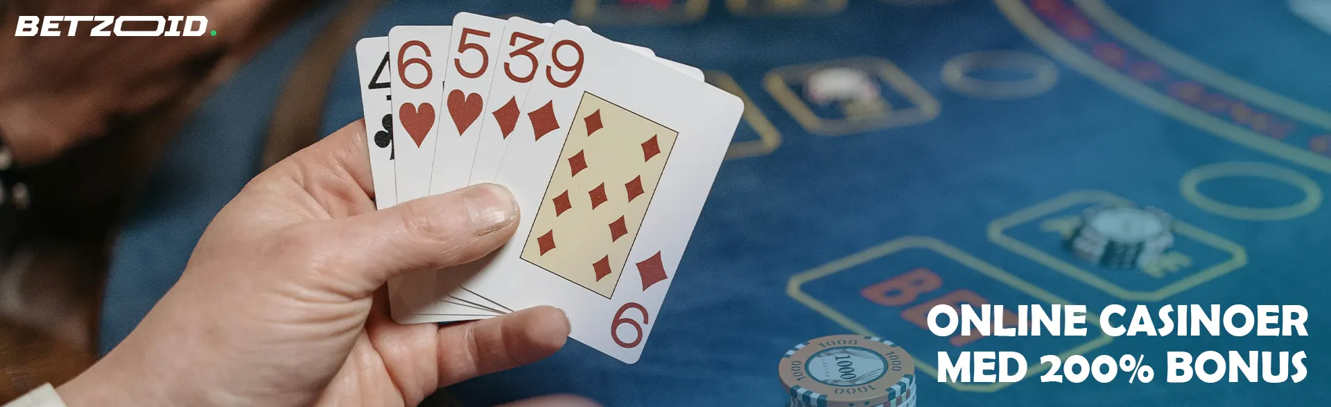 Spiller holder kort på casinobordets baggrund.