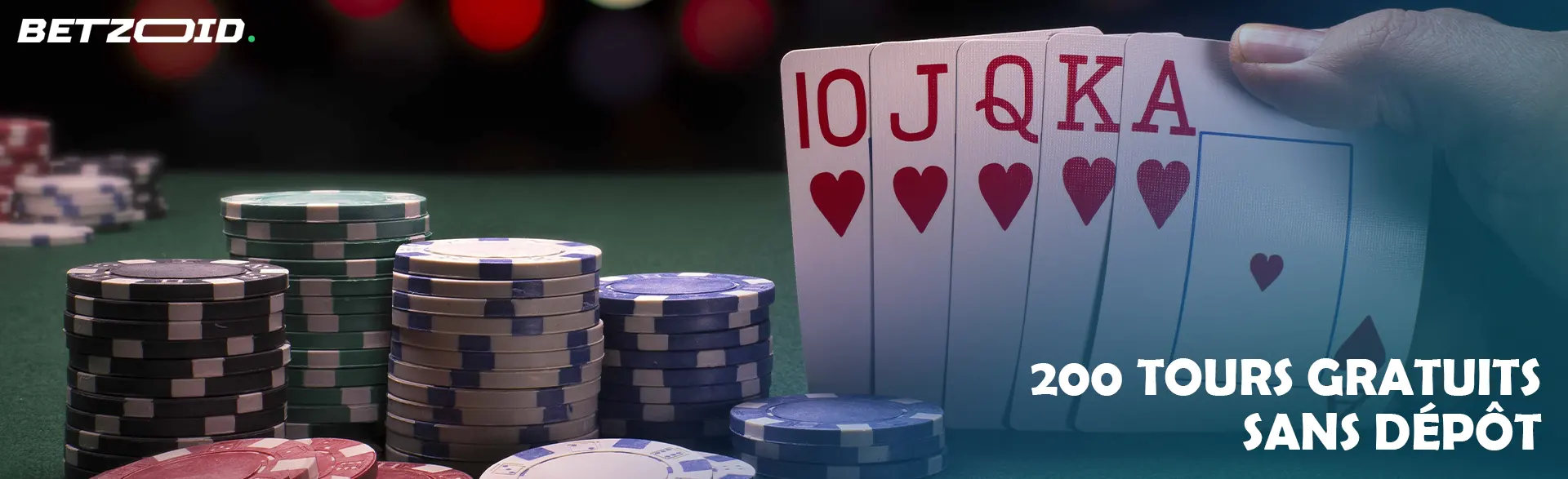 Un joueur tient des cartes à côté de jetons de casino.