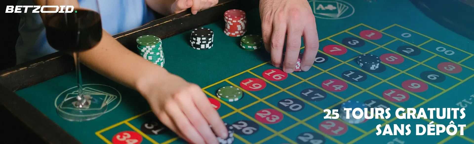 Des joueurs font des mises avec des jetons de casino.