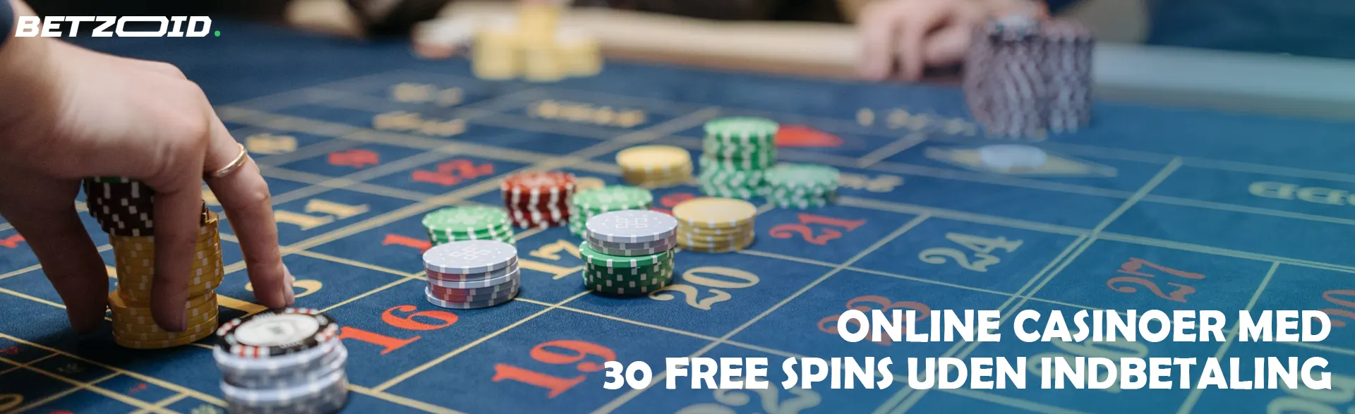 En spiller placerer chips på casinobordet.