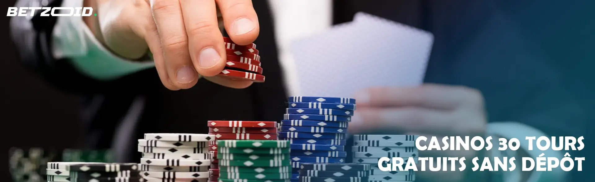 Un joueur empile des jetons devant lui.