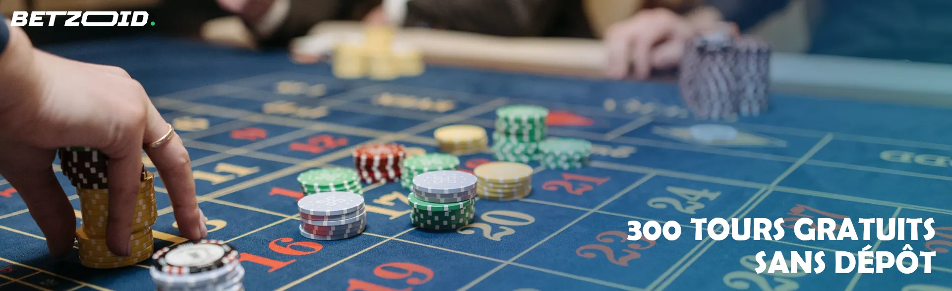 Un joueur place des jetons sur la table de casino.
