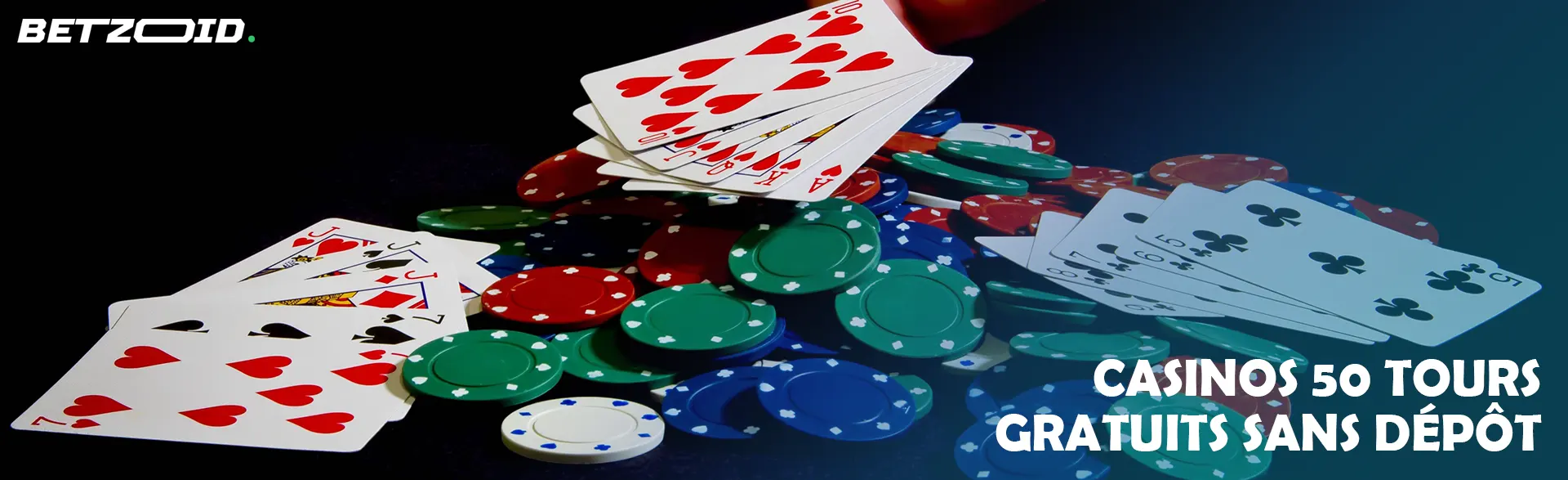 Une pile de jetons et de cartes sur un fond sombre.