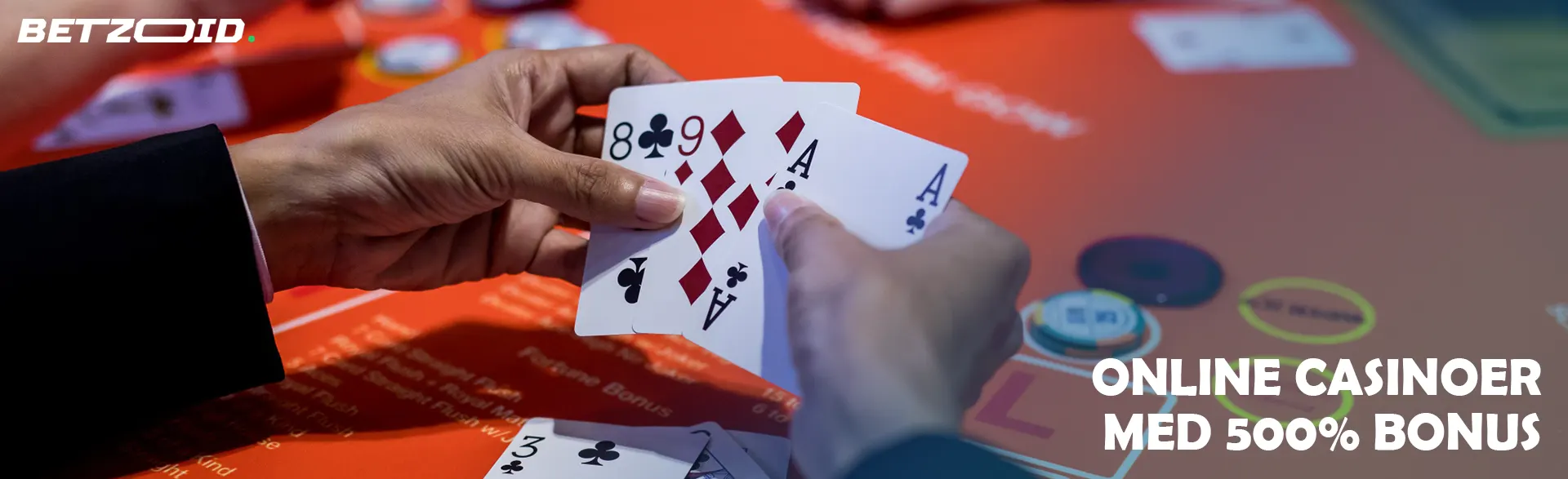 Spiller holder kort på casinobordets baggrund.