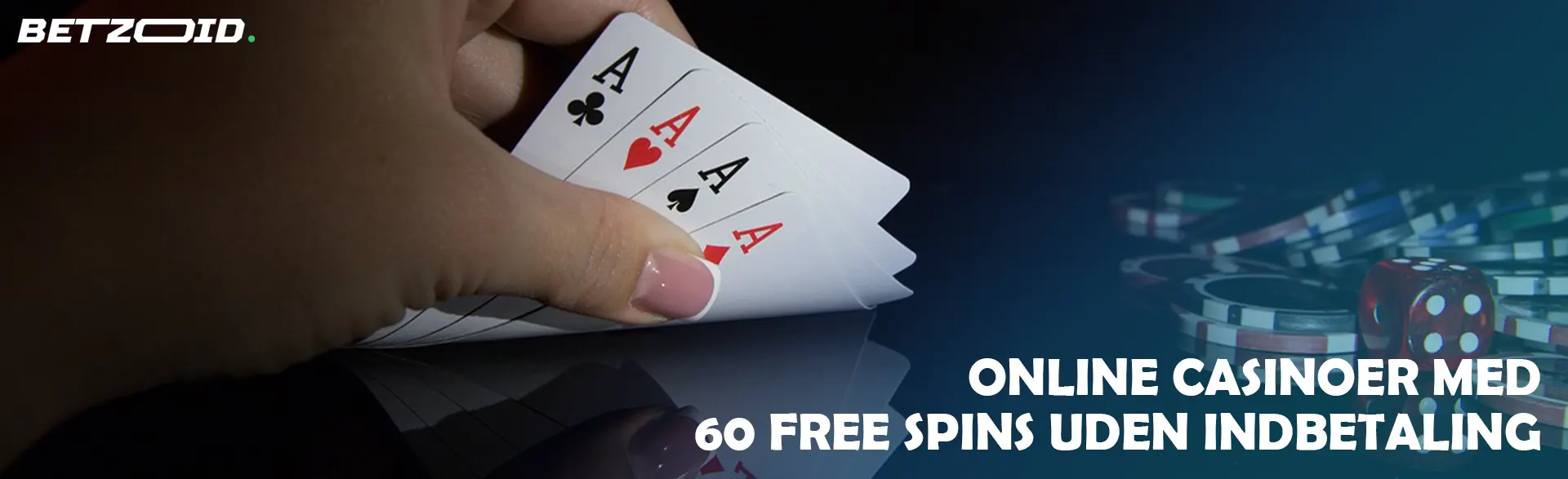 Spilleren holder kort ved siden af ​​casinojetoner og terninger.