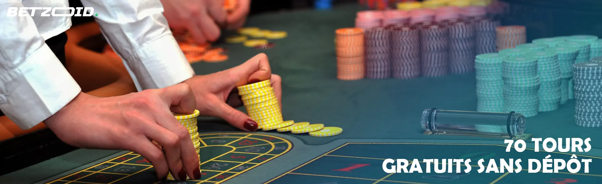 Un joueur tient des jetons sur la table de casino.