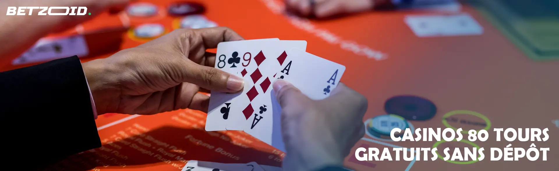 Un joueur tient des cartes sur fond de table de casino.