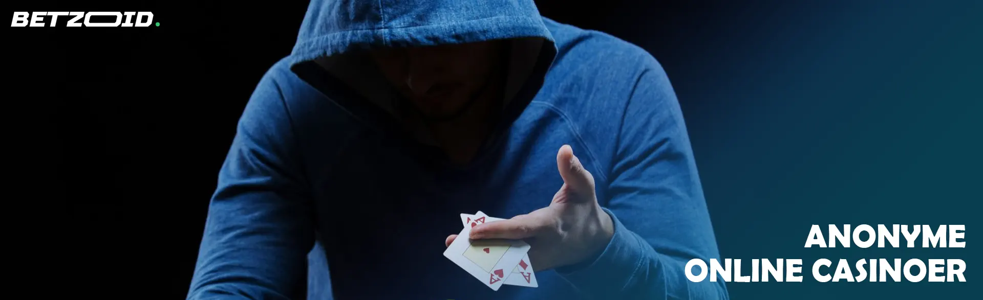 En spiller i en hætte holder kort.