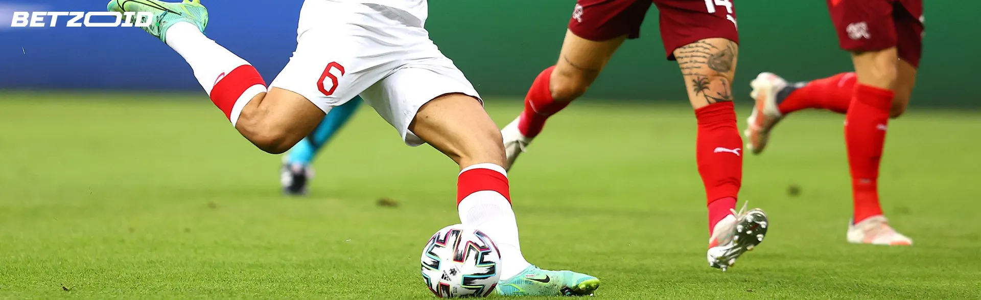 Des footballeurs se disputent le ballon pendant le match.