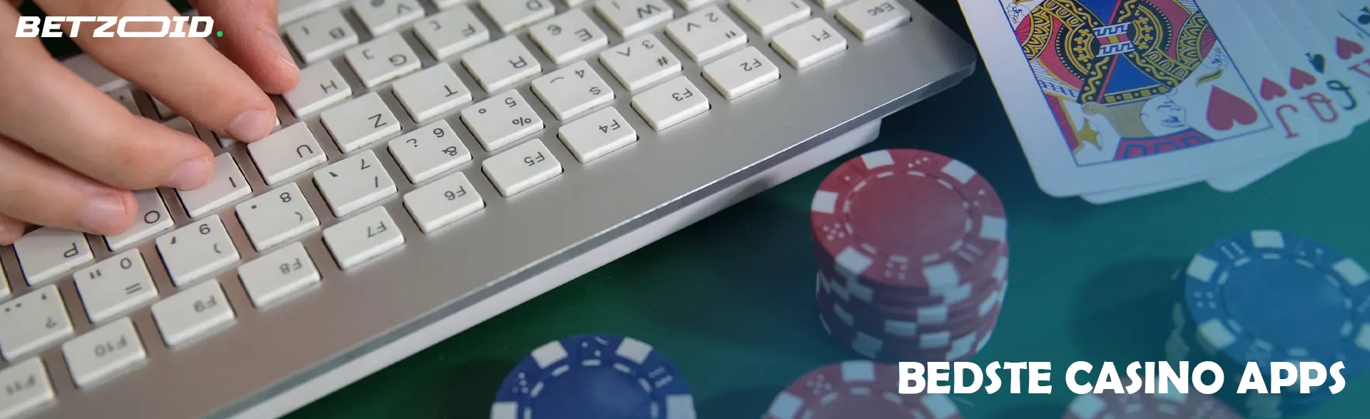 Kort og chips ved siden af ​​tastaturet.