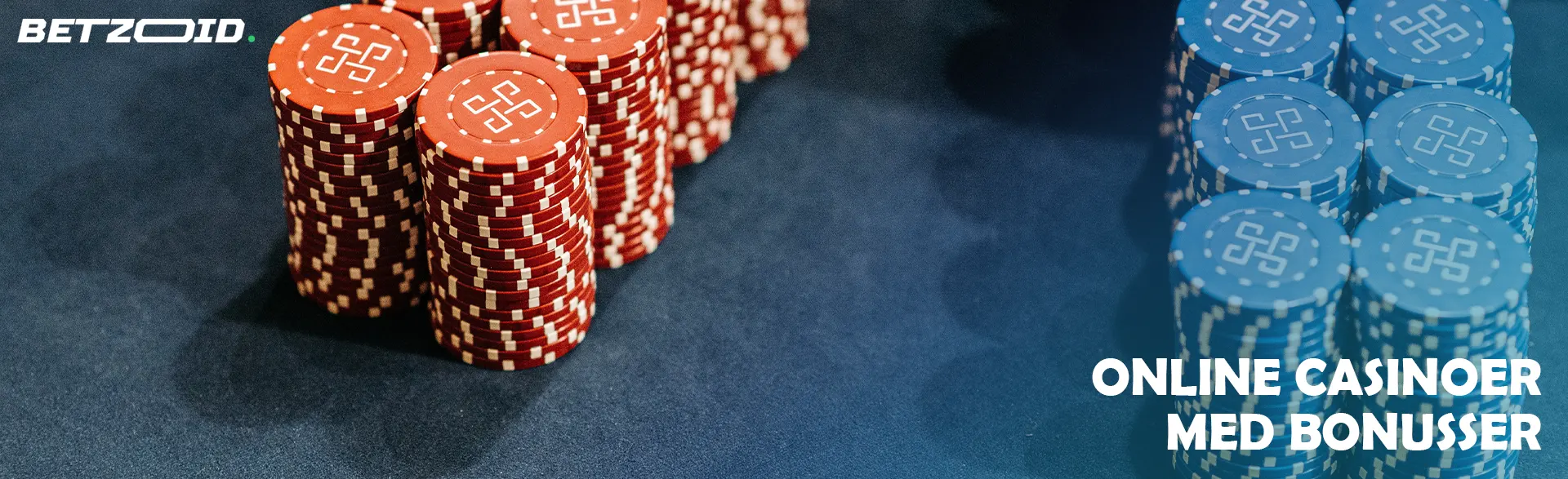 Stakker af chips på et casinobord.