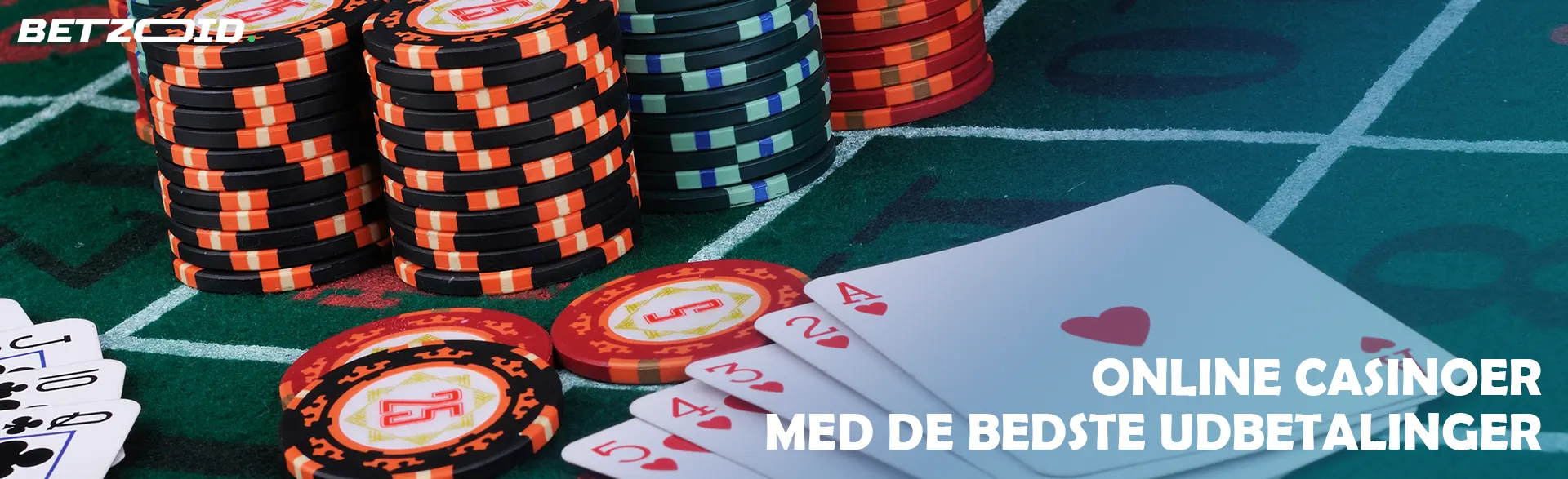 Kort og chips på et casinobord.