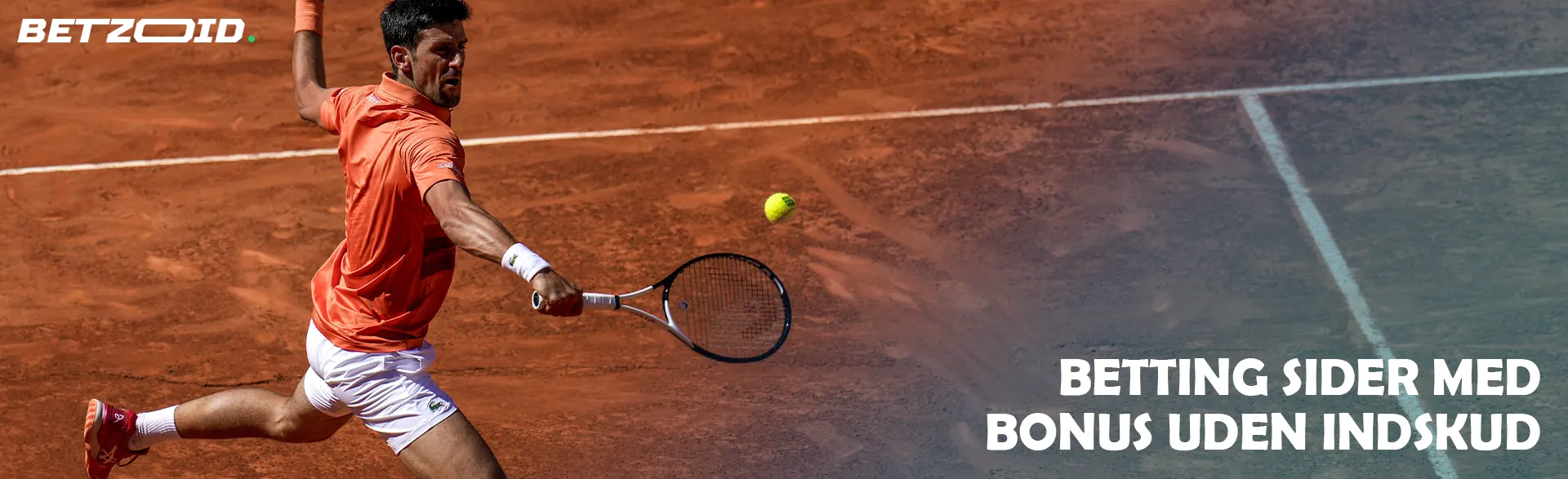 En tennisspiller forsøger at ramme bolden.