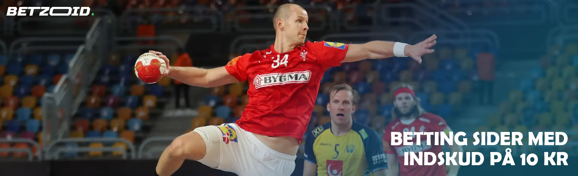 Håndboldspiller med bolden under en kamp.