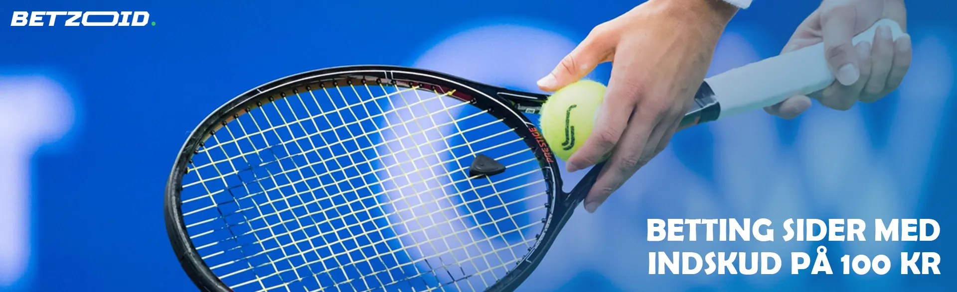 Tennisspiller holder bolden mod ketsjeren.