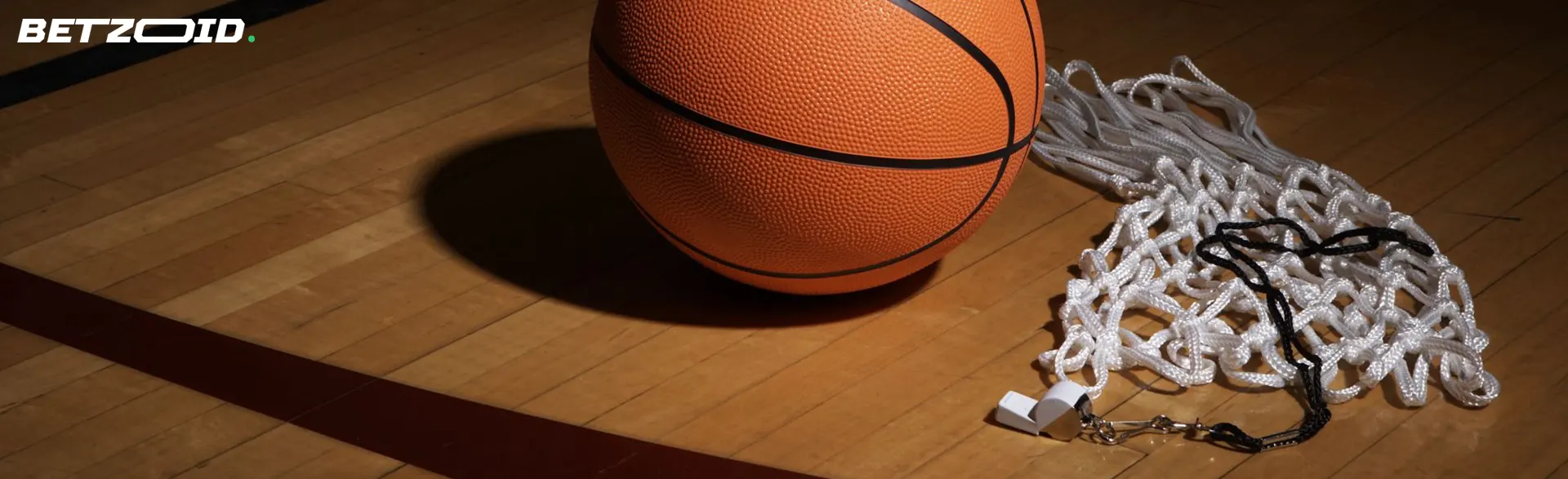 Basketballen ligger tæt på nettet.