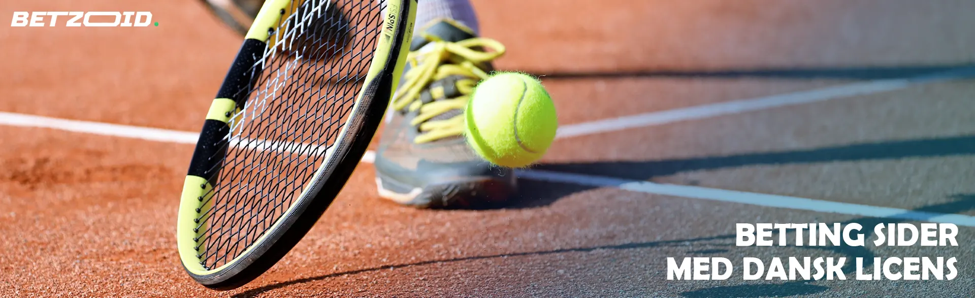 En tennisspiller griber bolden med en ketcher.