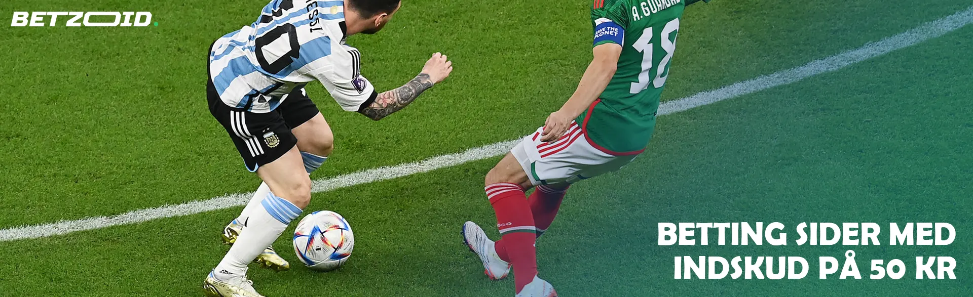 Fodboldspillere kæmper om bolden under kampen.