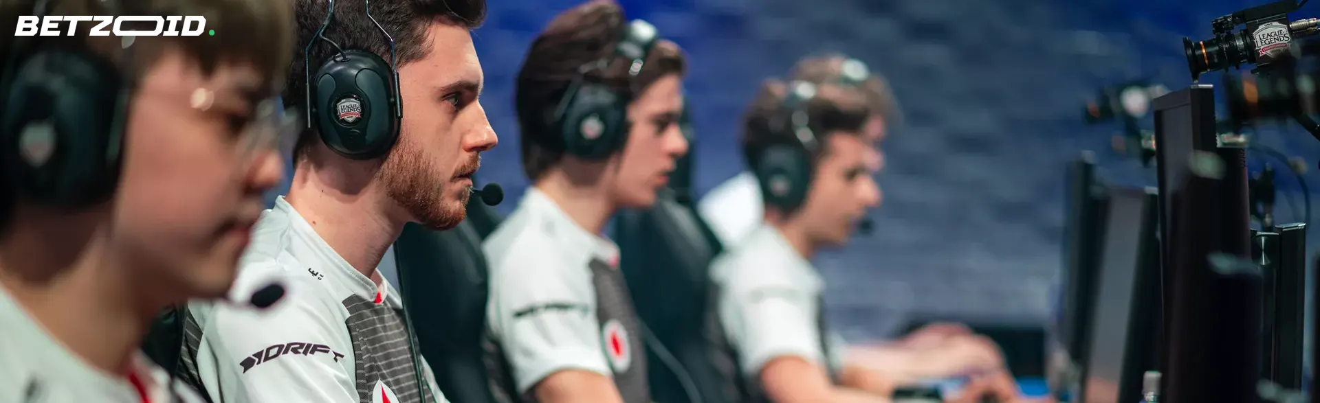 Cybersportsudøvere ved computere.