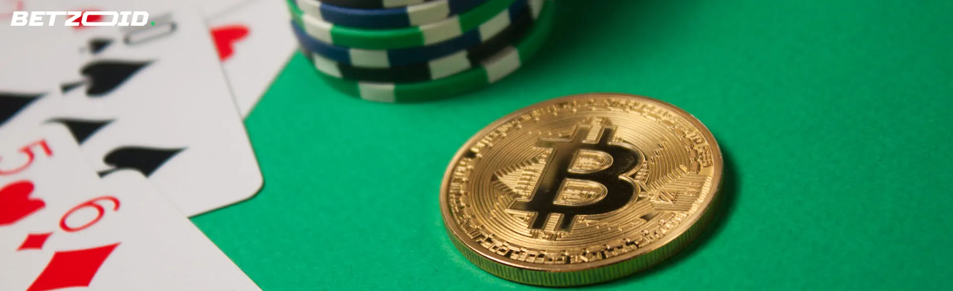 Une pièce de Bitcoin à côté de jetons et de cartes.