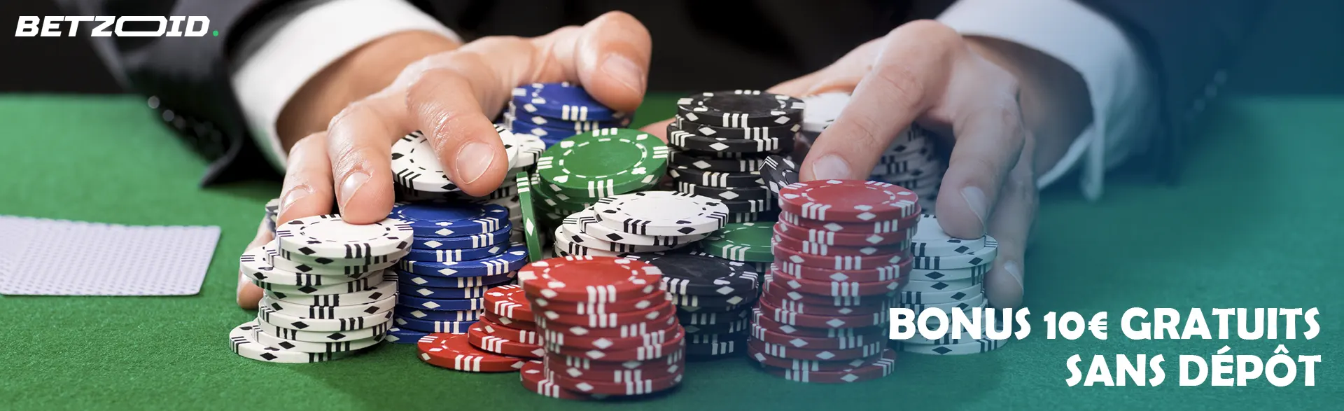 Un joueur tient une pile de jetons sur la table de casino.