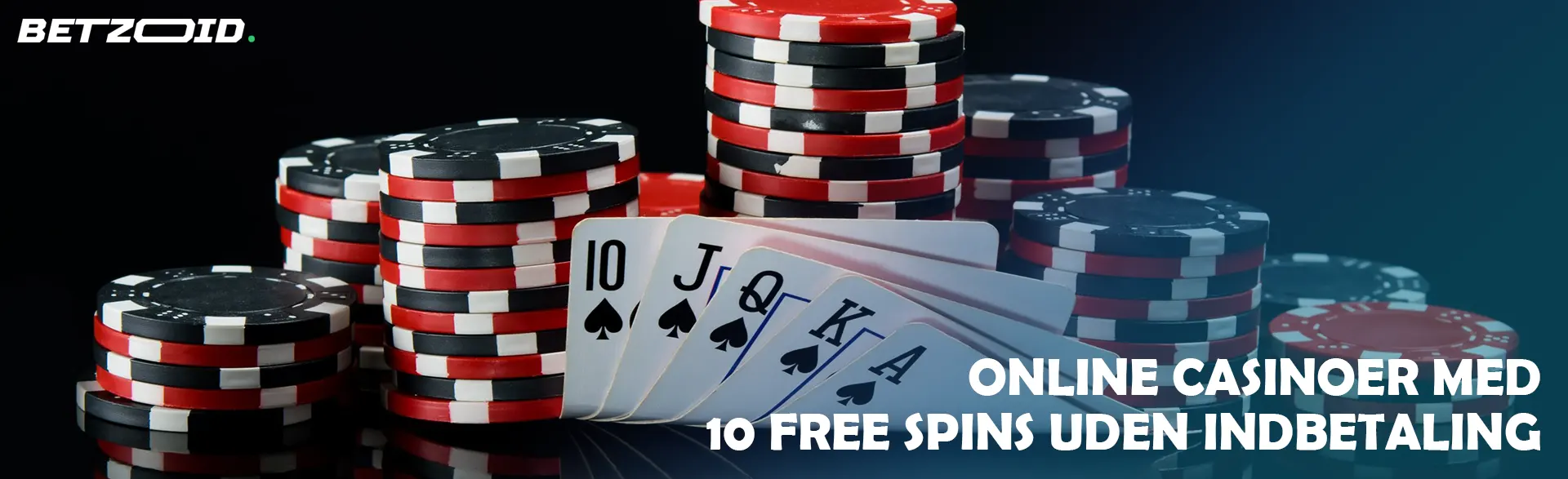 Kort og chips på en mørk baggrund.