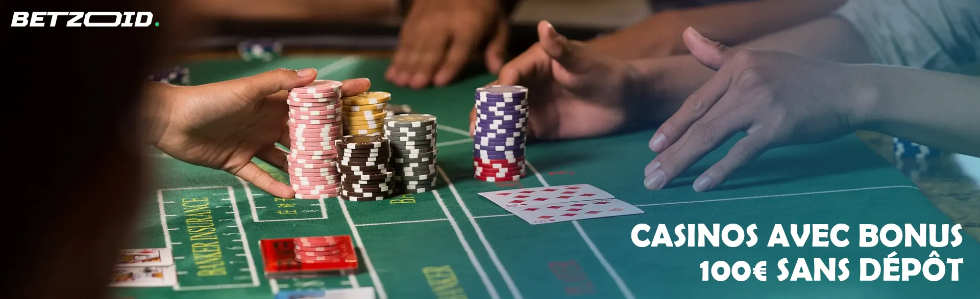 Des joueurs tiennent des jetons sur la table de casino.