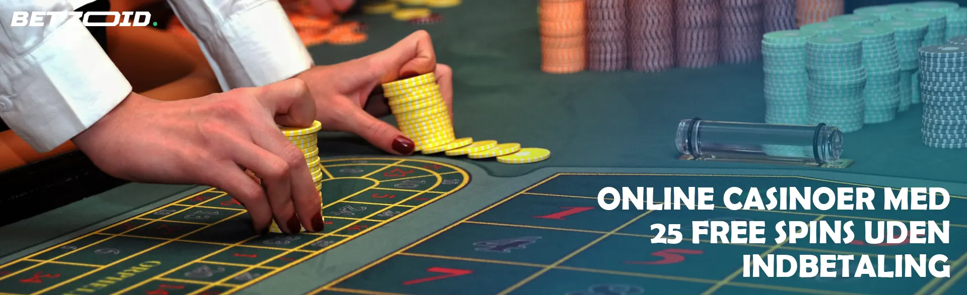 En spiller holder chips på et casinobord.