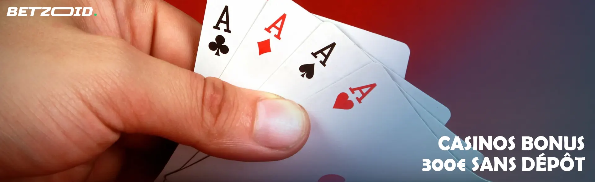 Un joueur tient des cartes sur un fond rouge.