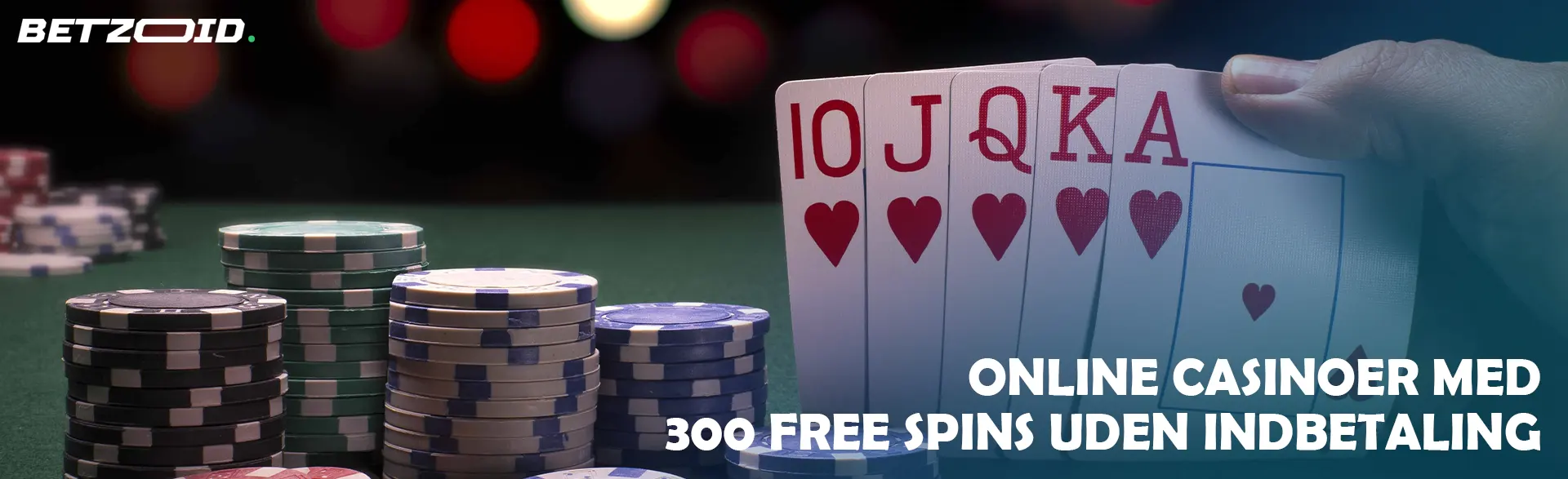 Spilleren holder kort ved siden af ​​casinojetoner.