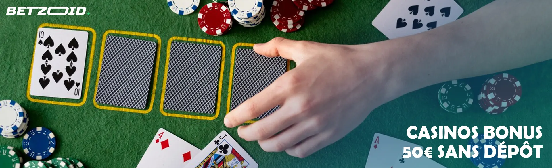 Un joueur étale des cartes sur la table à côté de jetons de casino.