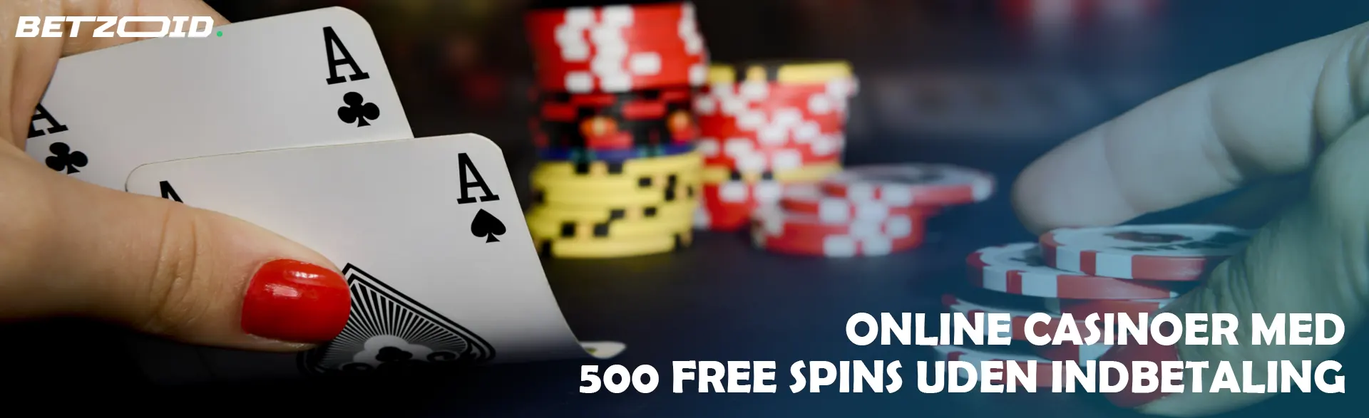 En spiller holder kort på en baggrund af casinochips.