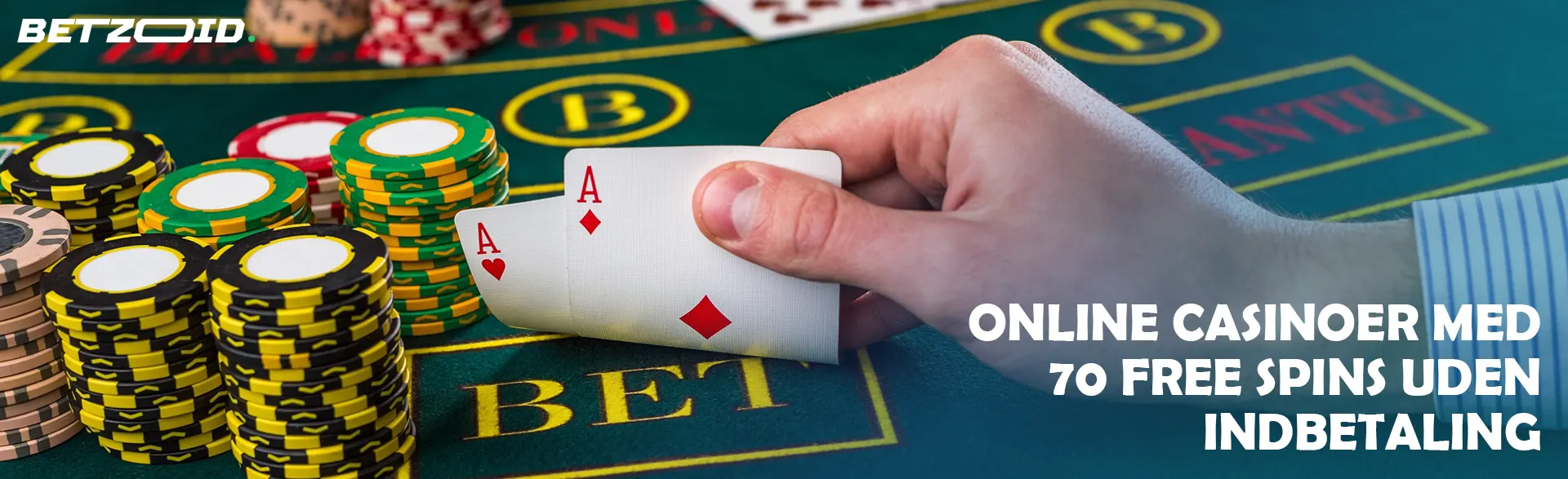 Spilleren holder kort ved siden af ​​casinojetoner.