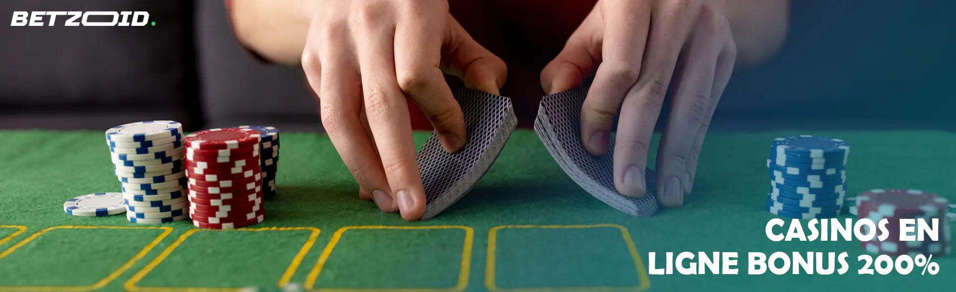 Un joueur mélange des cartes à côté de jetons de casino.