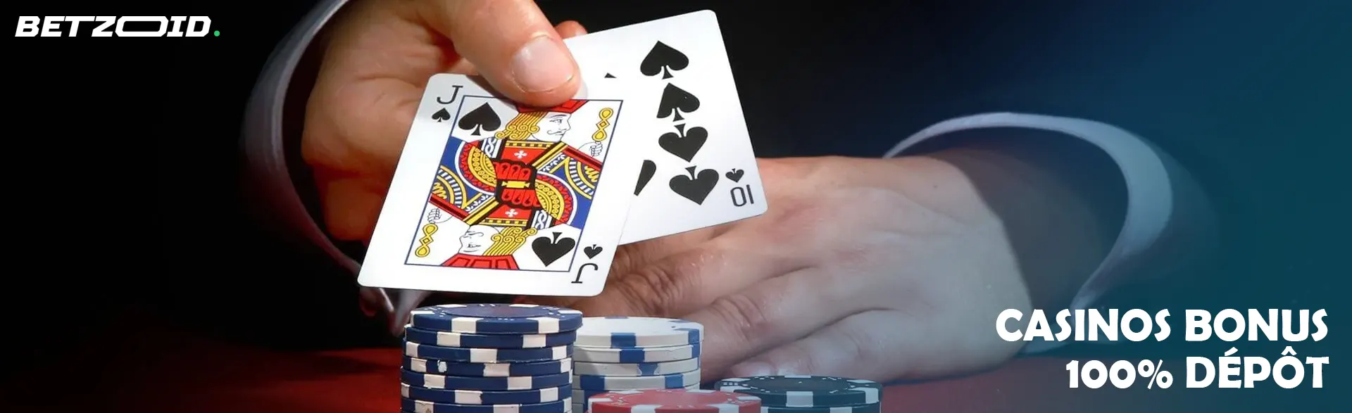 Un joueur tient des cartes à côté de jetons de casino.