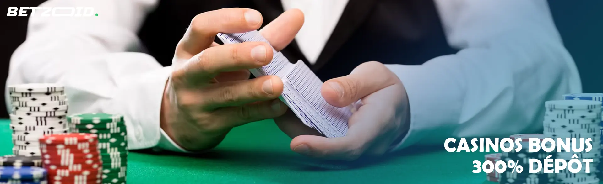 Un croupier mélange des cartes à côté de jetons de casino.
