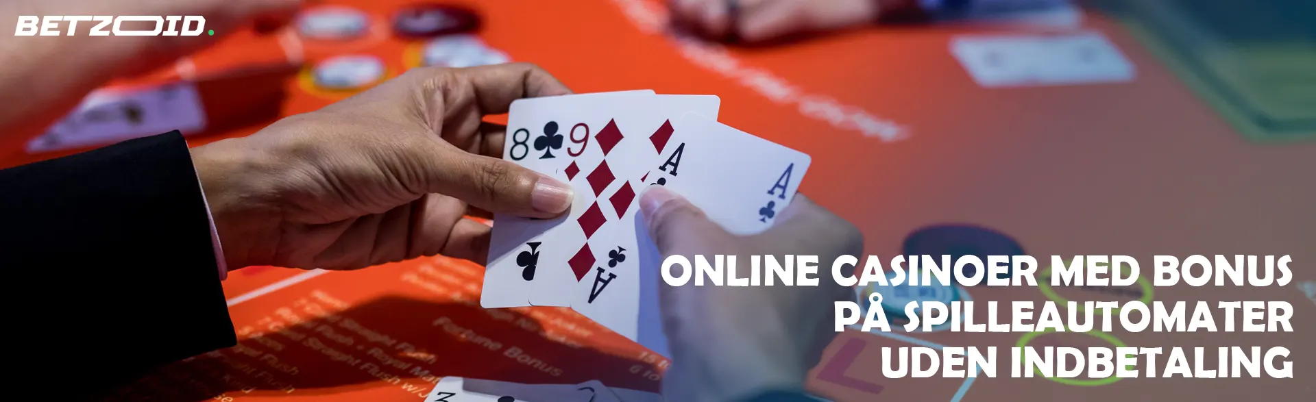 Spiller holder kort på casinobordets baggrund.