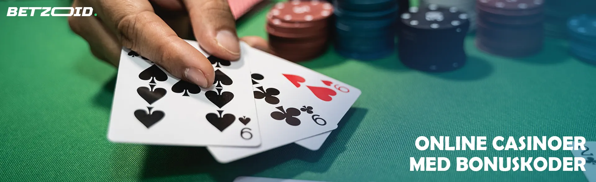 Spilleren holder kort ved siden af ​​casinojetoner.