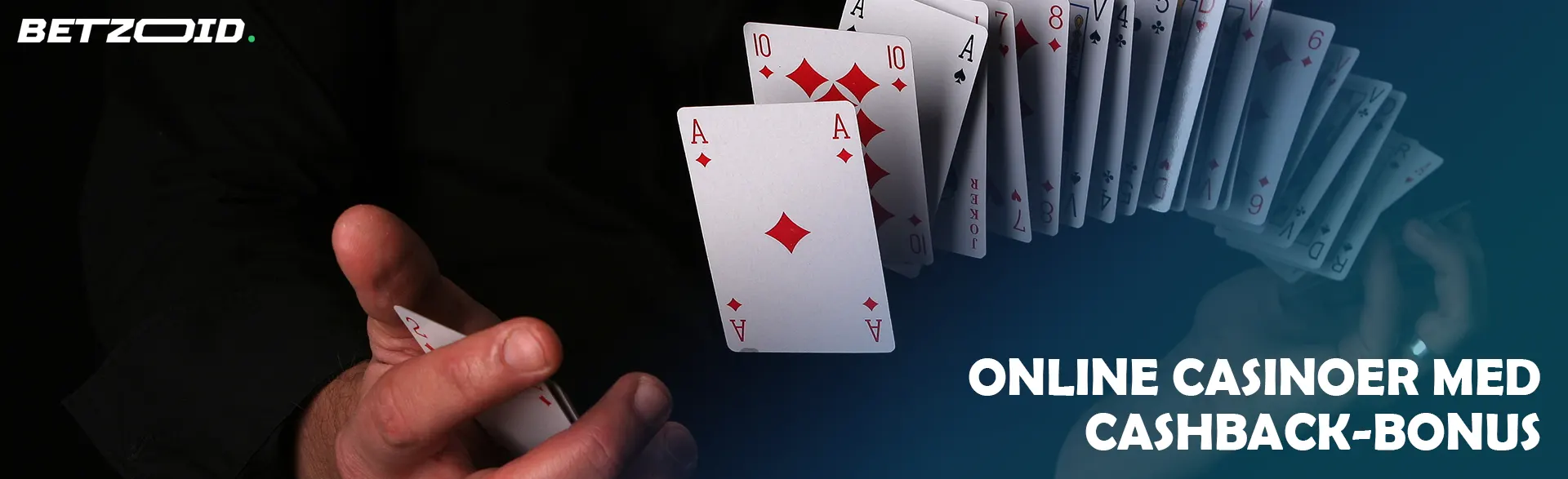 En mand blander kort i luften.