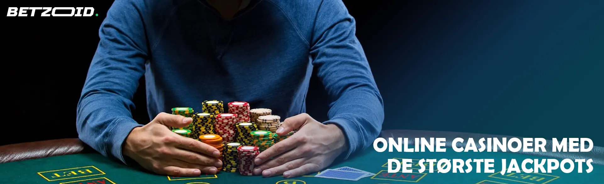 En spiller holder chips på et casinobord.