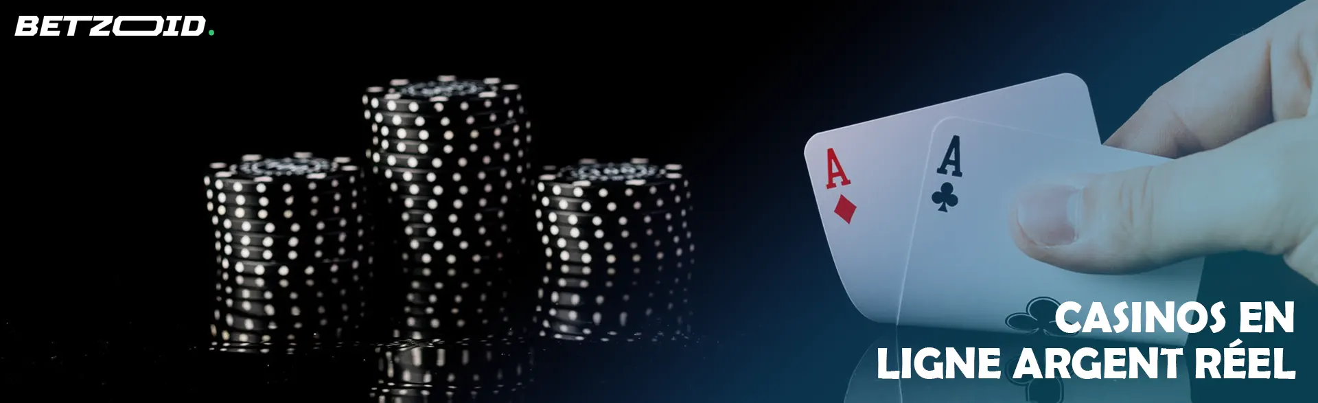 Un joueur tient des cartes à côté de jetons de casino.