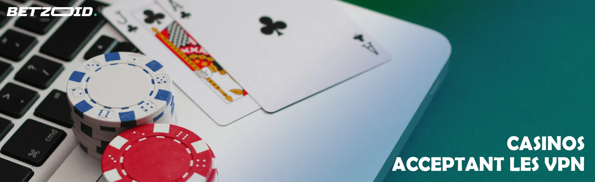 Des cartes et des jetons de casino sur un ordinateur portable.